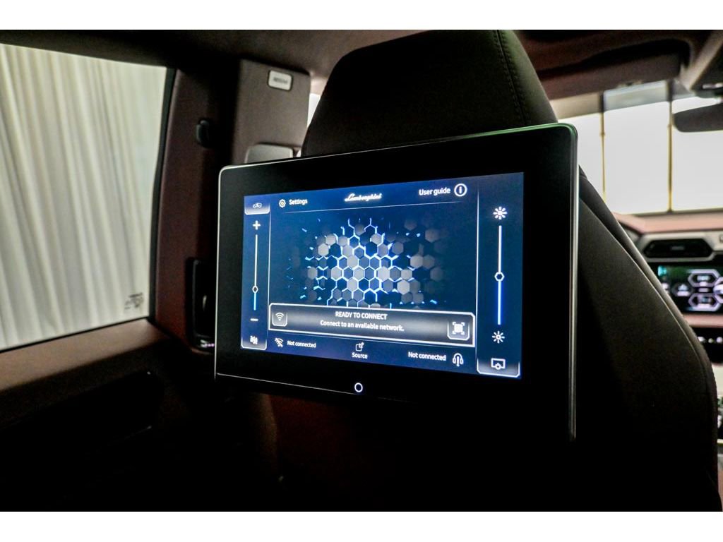 Used 2025 Lamborghini Urus SE image 45