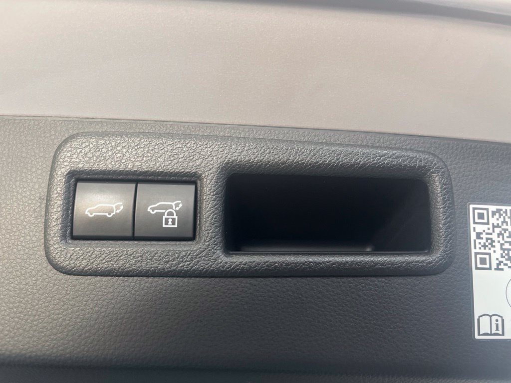 Used 2024 Toyota Venza LE AWD/4WD image 14