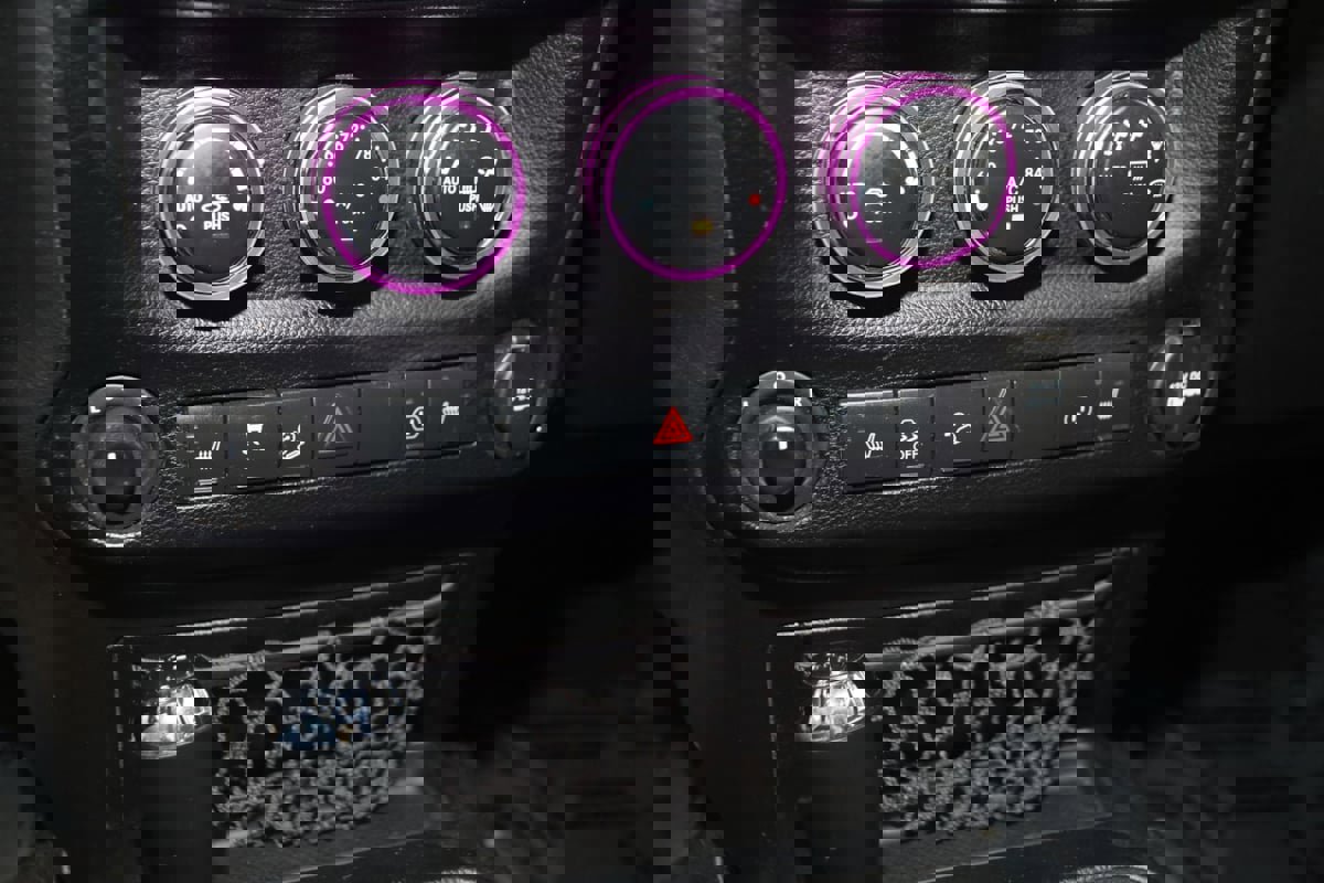 Used 2016 Jeep Wrangler Unlimited Sahara image 30