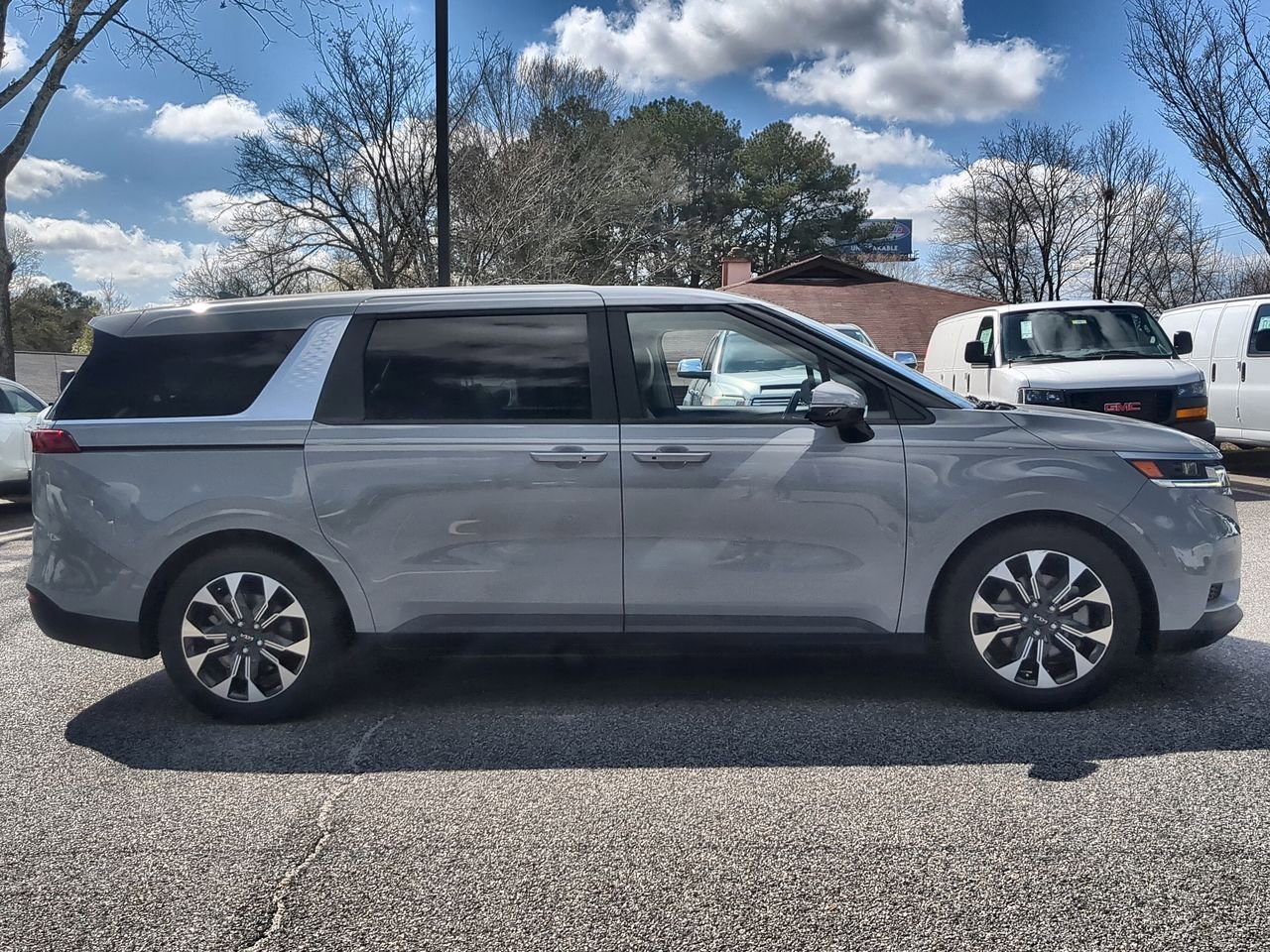 Used 2022 Kia Carnival EX image 9