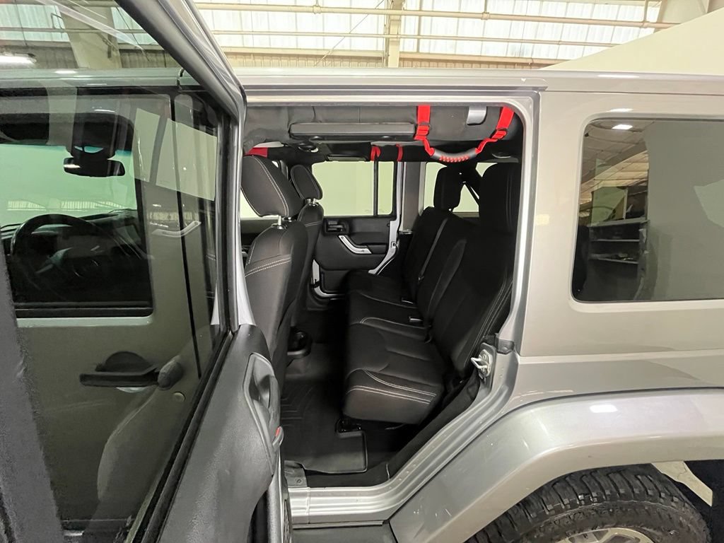 Used 2015 Jeep Wrangler Unlimited Rubicon w/ Connectivity Group AWD/4WD image 18