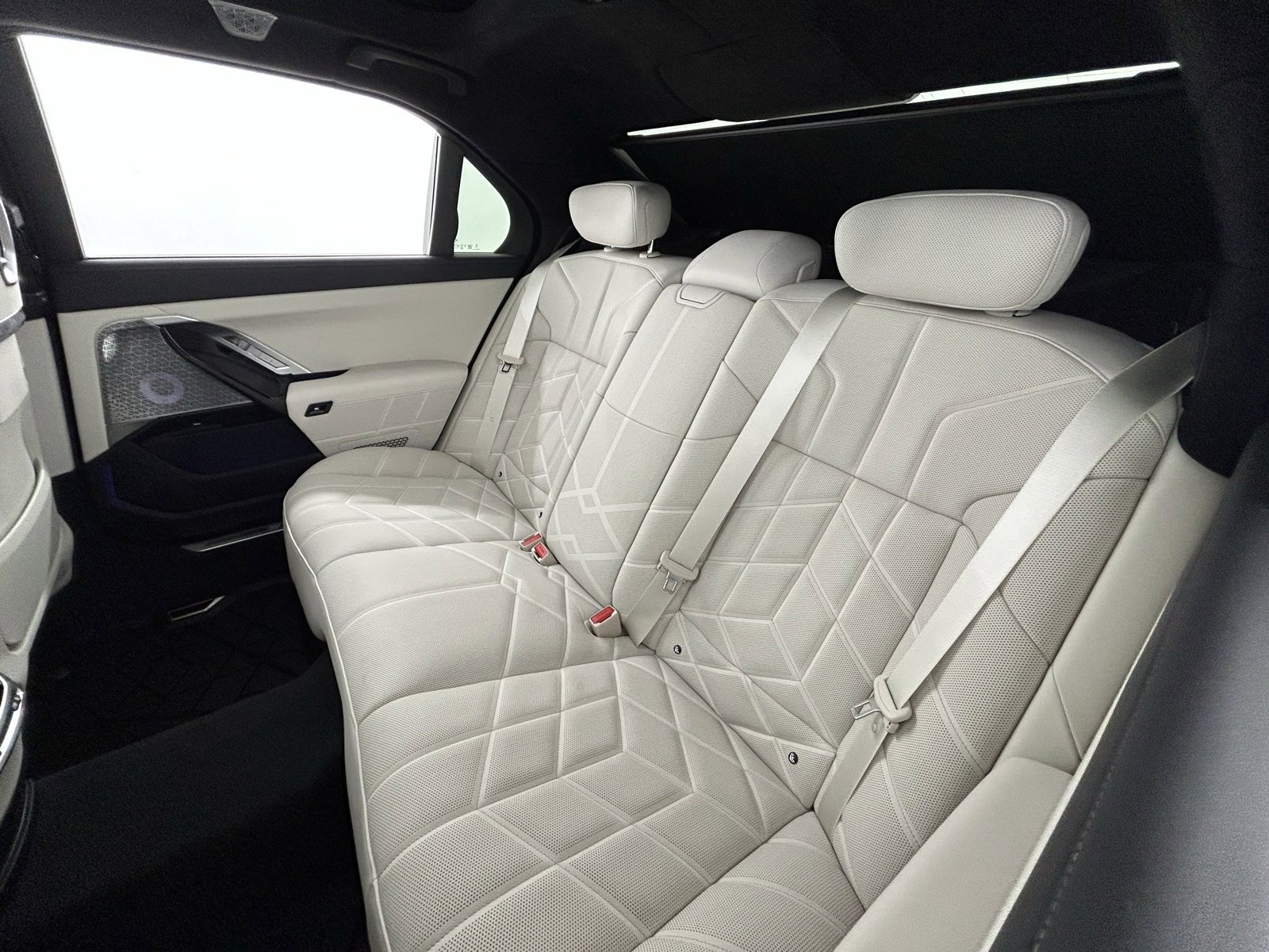 Used 2025 BMW 760i xDrive w/ Premium Package image 31