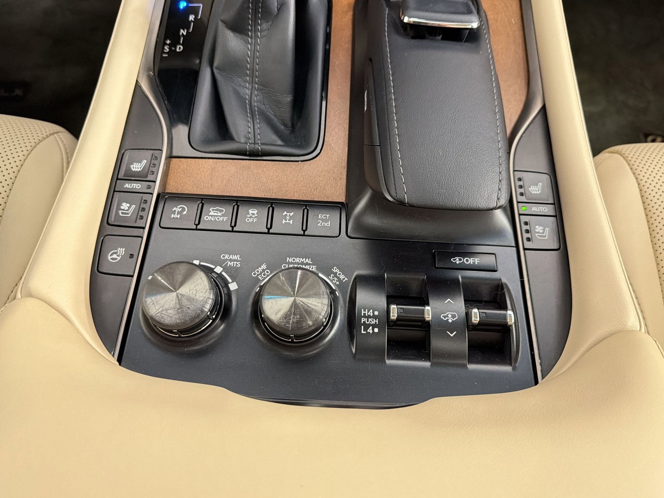 Used 2018 Lexus LX 570 4WD w/ Luxury Package image 32