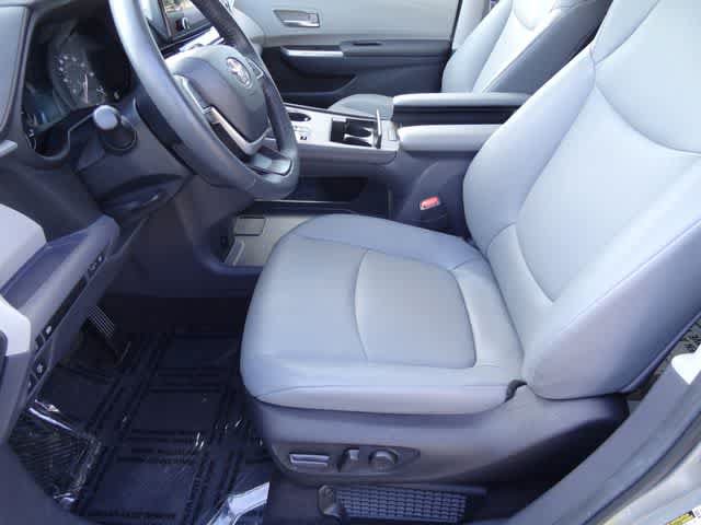 Used 2024 Toyota Sienna XLE FWD image 6