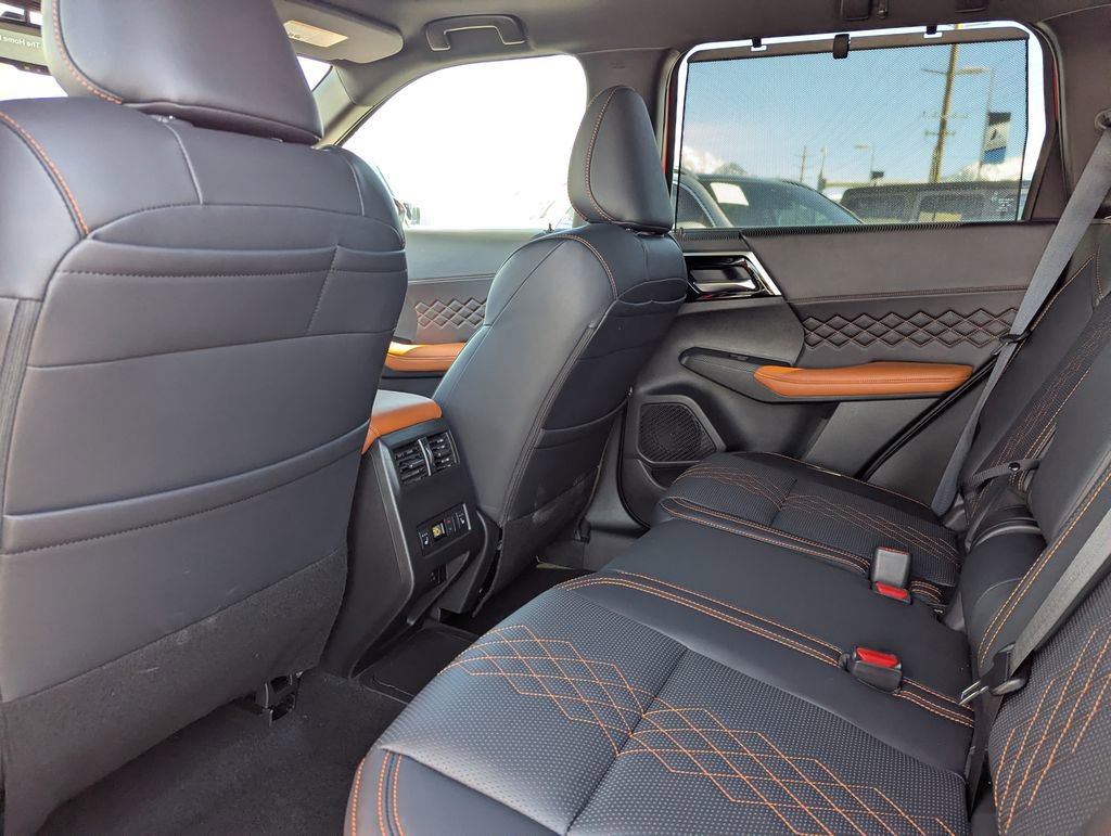 Used 2025 Mitsubishi Outlander 4WD Plug-In Hybrid image 33