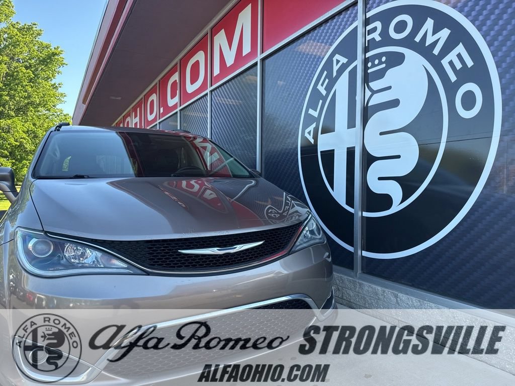Used 2017 Chrysler Pacifica Touring-L FWD image 1