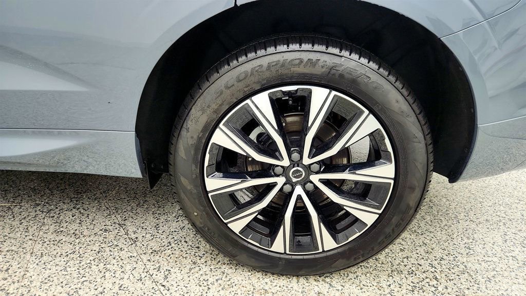 Used 2024 Volvo XC60 B5 Core image 9