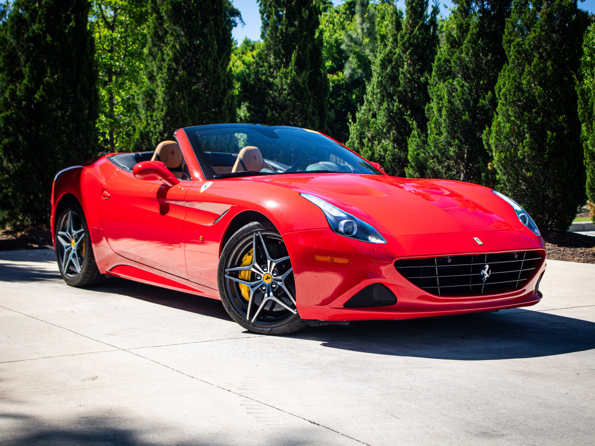 Used 2017 Ferrari California T RWD image 2