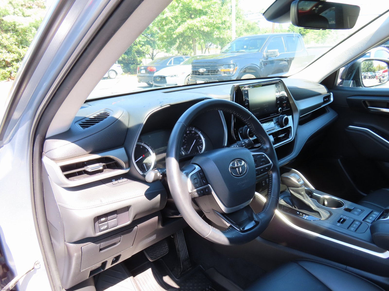 Used 2022 Toyota Highlander XLE image 16