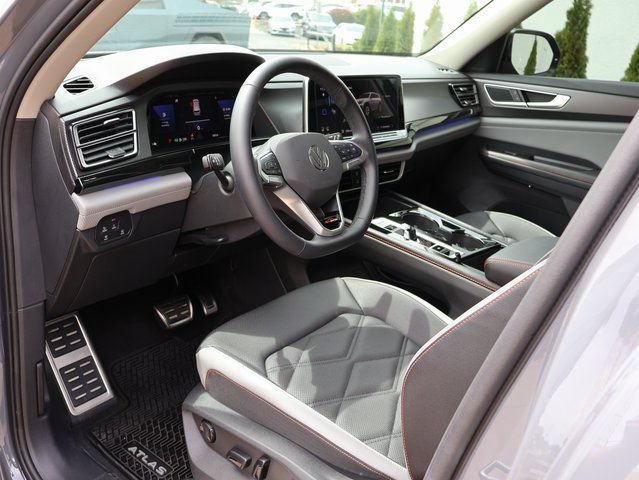 Used 2025 Volkswagen Atlas Peak Edition SE AWD/4WD image 21