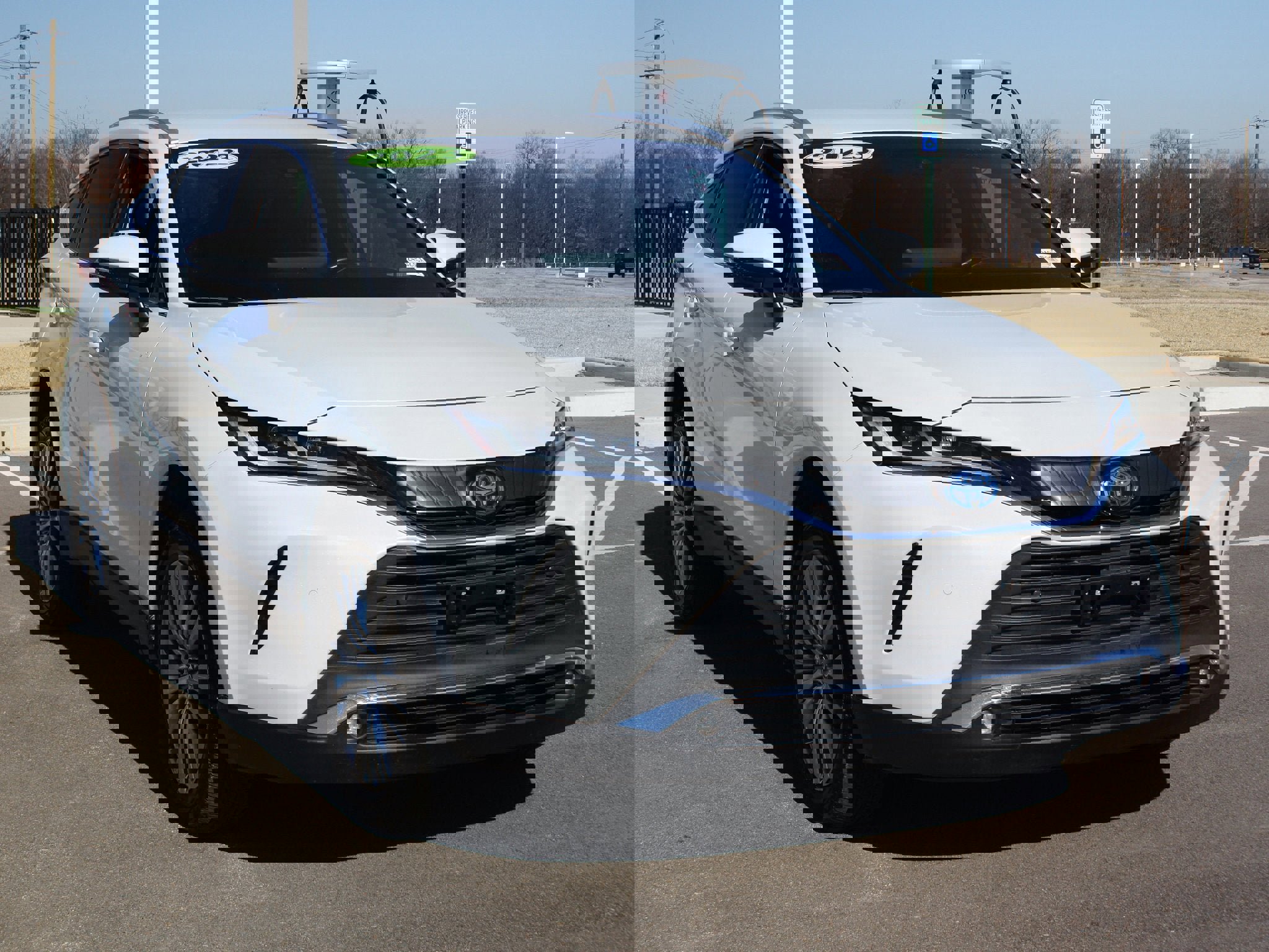 Used 2023 Toyota Venza XLE image 23