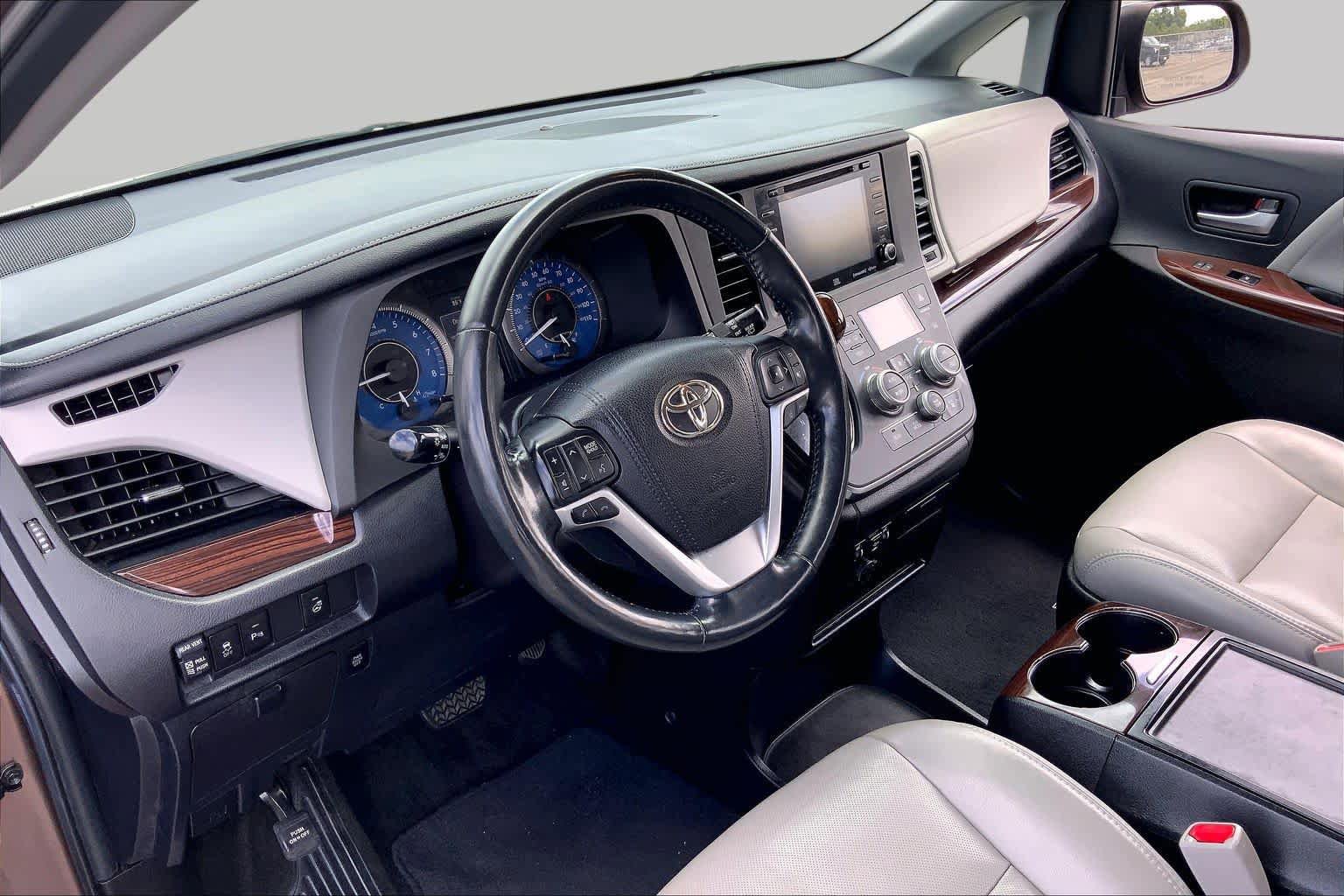 Used 2018 Toyota Sienna Limited FWD image 17