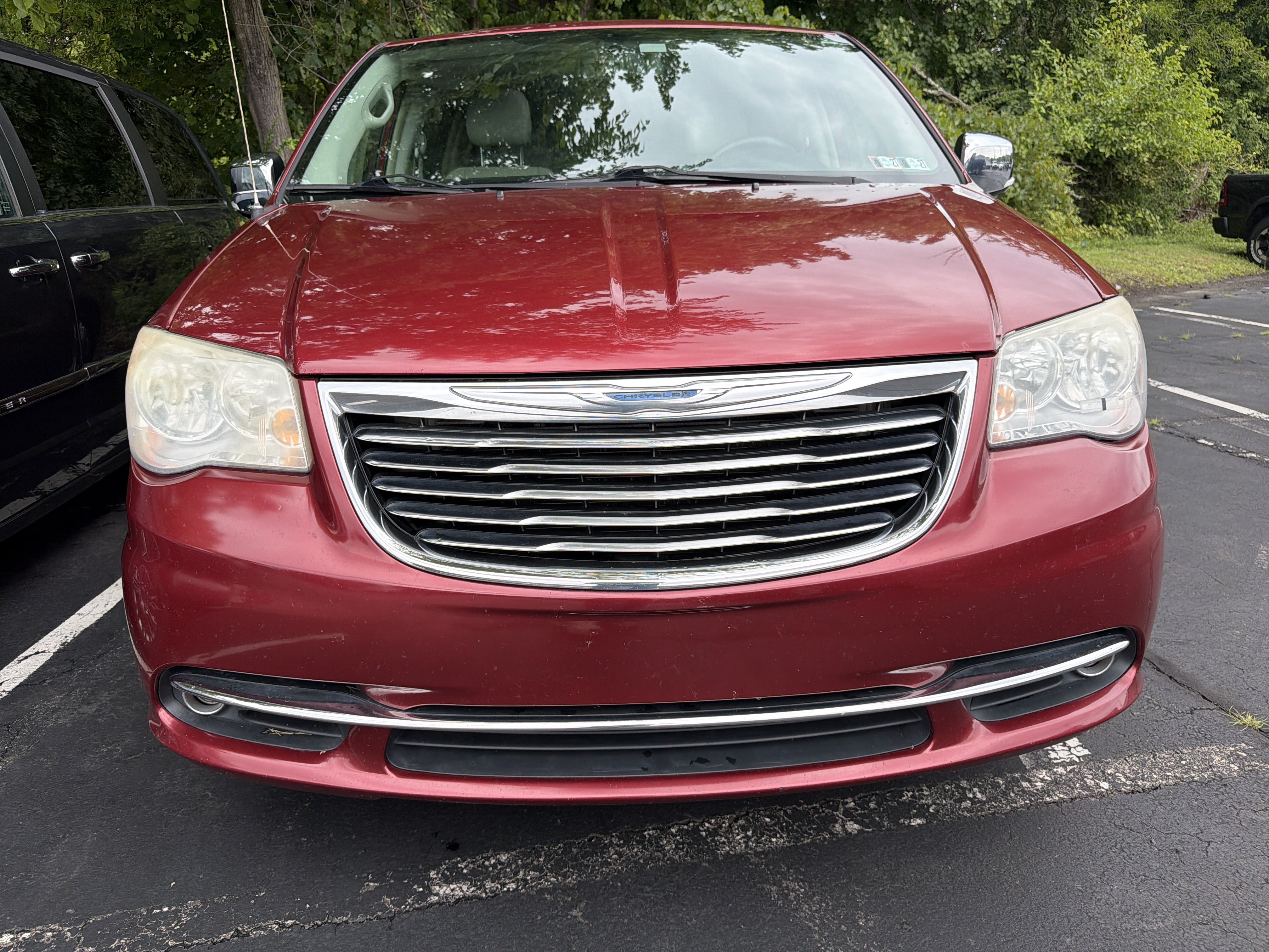 Used 2014 Chrysler Town & Country Touring-L w/ Driver Convenience Group FWD image 2