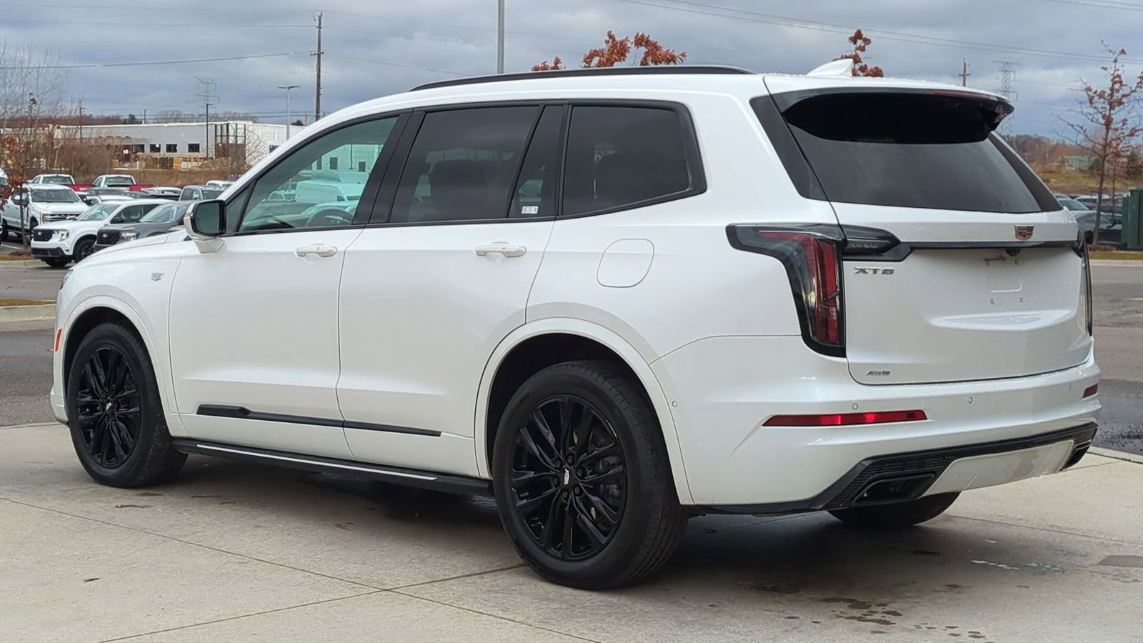 Used 2021 Cadillac XT6 Sport w/ LPO, ONYX Package image 3