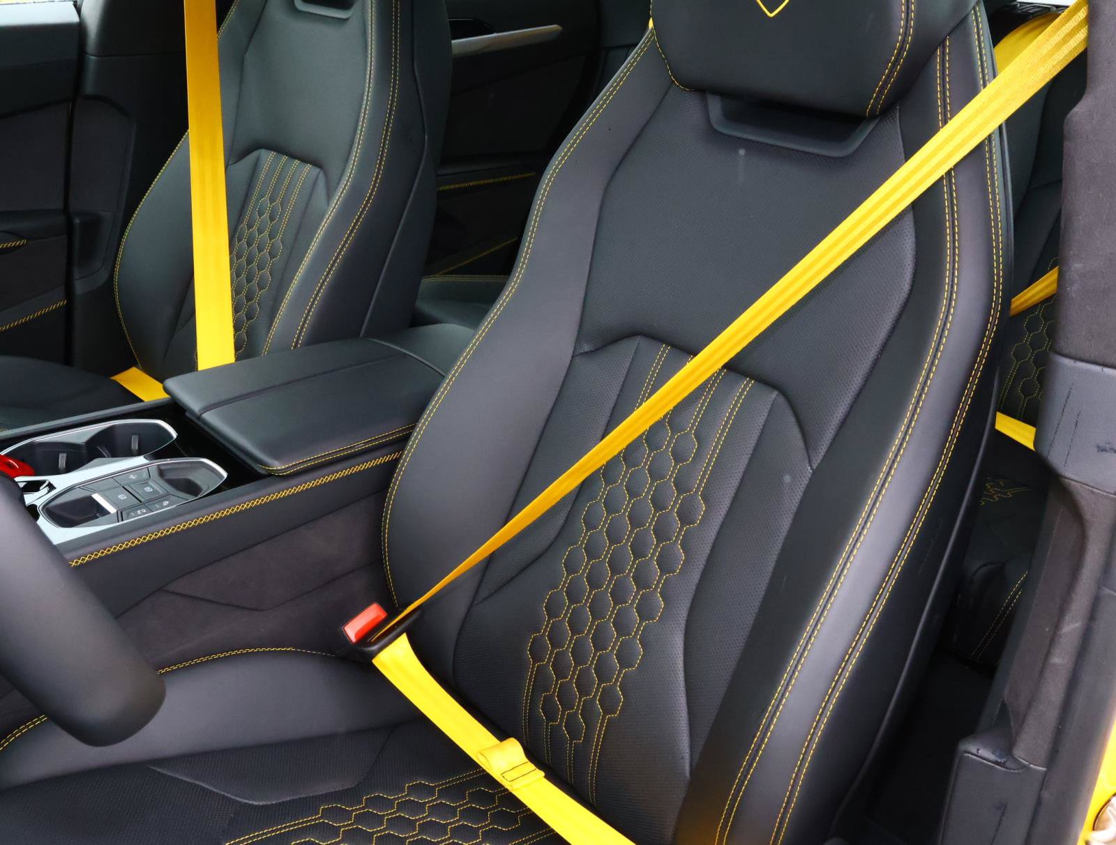 Used 2025 Lamborghini Urus SE AWD/4WD image 13