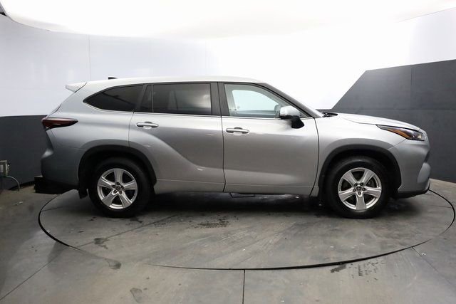 Used 2024 Toyota Highlander LE image 4