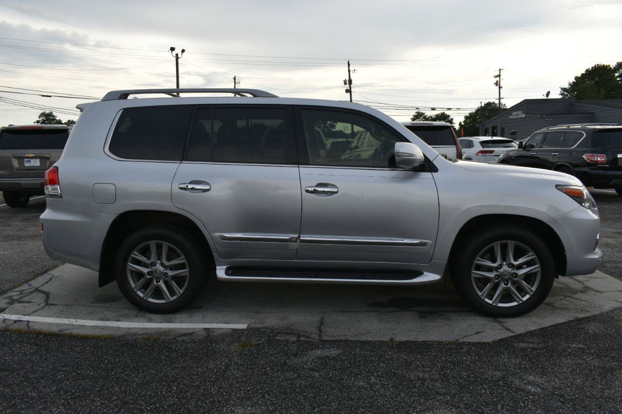 Used 2013 Lexus LX 570 4WD w/ Luxury Pkg image 5