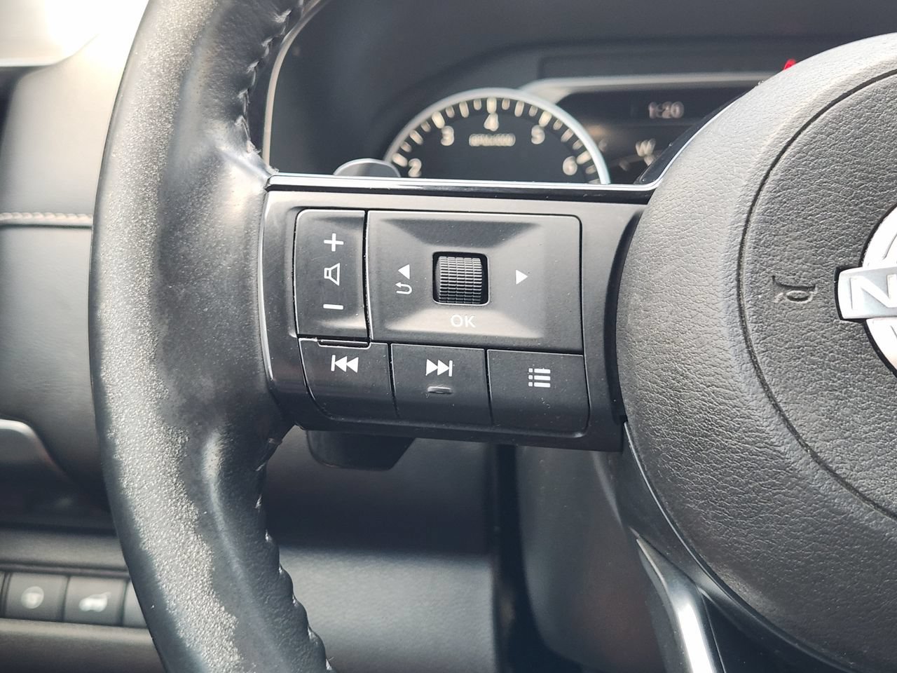 Used 2023 Nissan Pathfinder SL AWD/4WD image 26