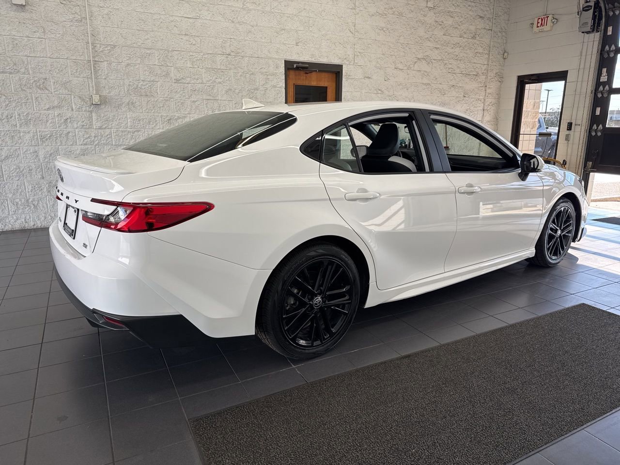 Used 2025 Toyota Camry SE w/ Convenience Package image 8