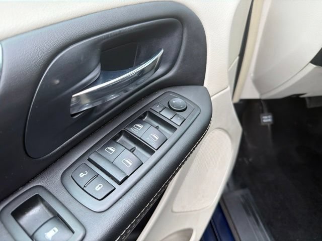 Used 2014 Chrysler Town & Country Touring w/ Driver Convenience Group FWD image 12