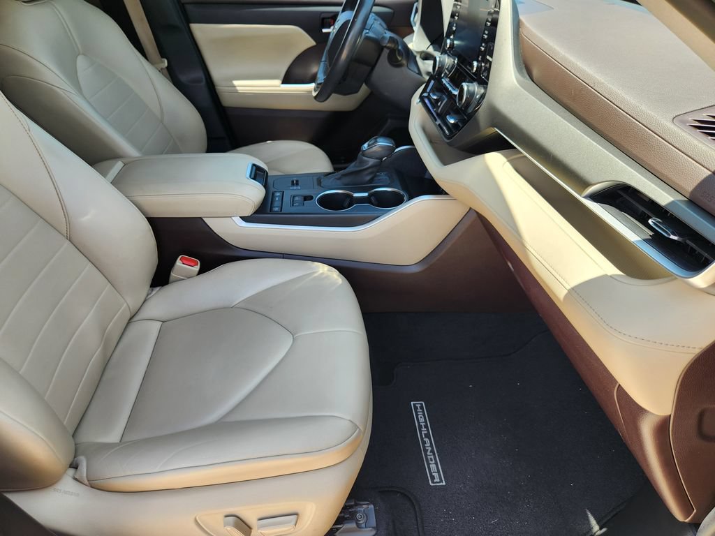 Used 2021 Toyota Highlander XLE FWD image 14