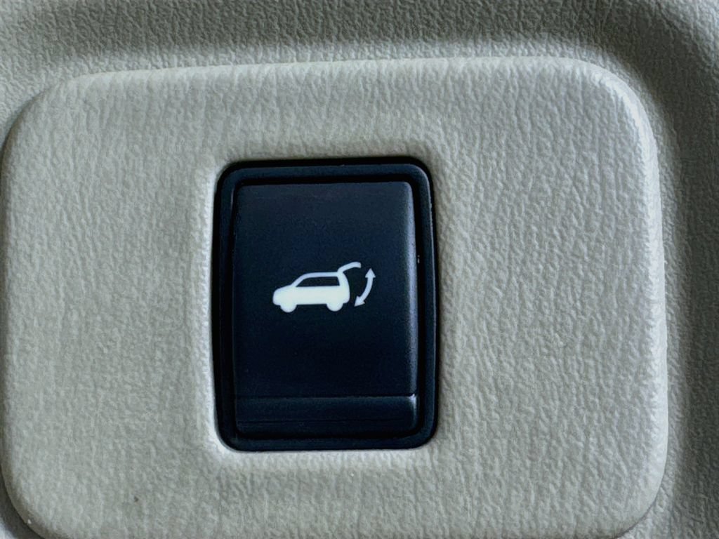 Used 2016 Nissan Pathfinder Platinum w/ Family Entertainment Package FWD image 36