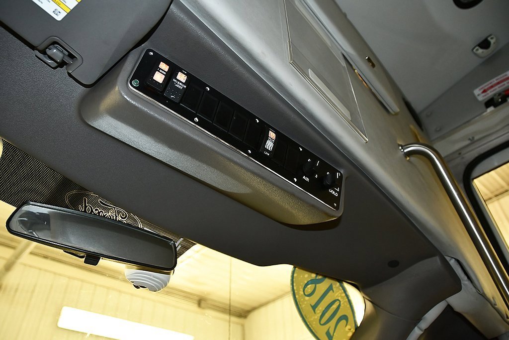 Used 2017 Ford F550 2WD Regular Cab Super Duty image 18