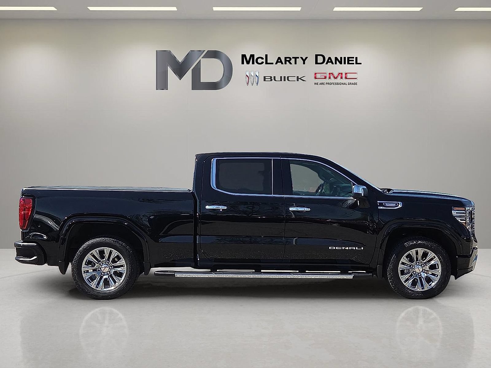 Used 2024 GMC Sierra 1500 Denali w/ Technology Package AWD/4WD image 14