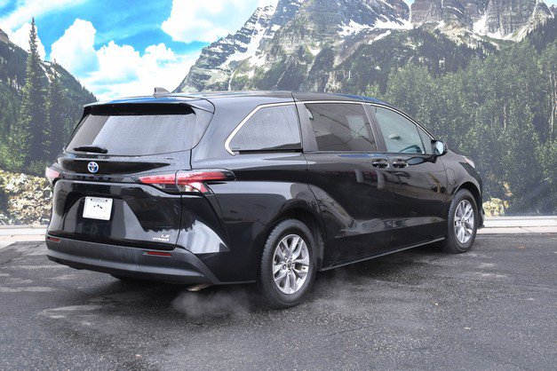 Certified 2022 Toyota Sienna LE image 3