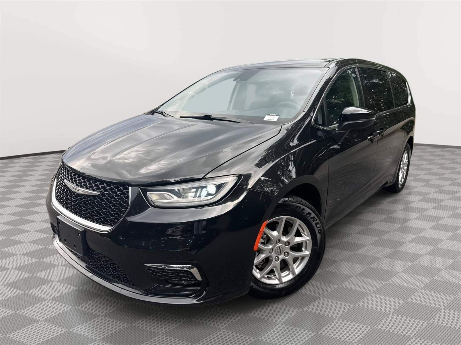 Used 2023 Chrysler Pacifica Touring-L FWD image 2