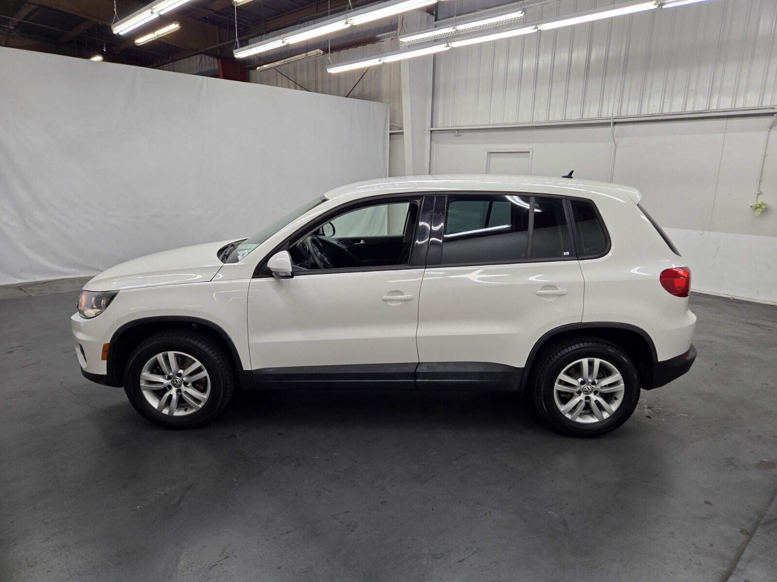 Used 2012 Volkswagen Tiguan LE FWD image 2