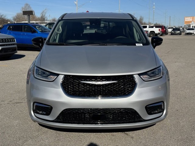 Used 2024 Chrysler Pacifica Touring-L image 2