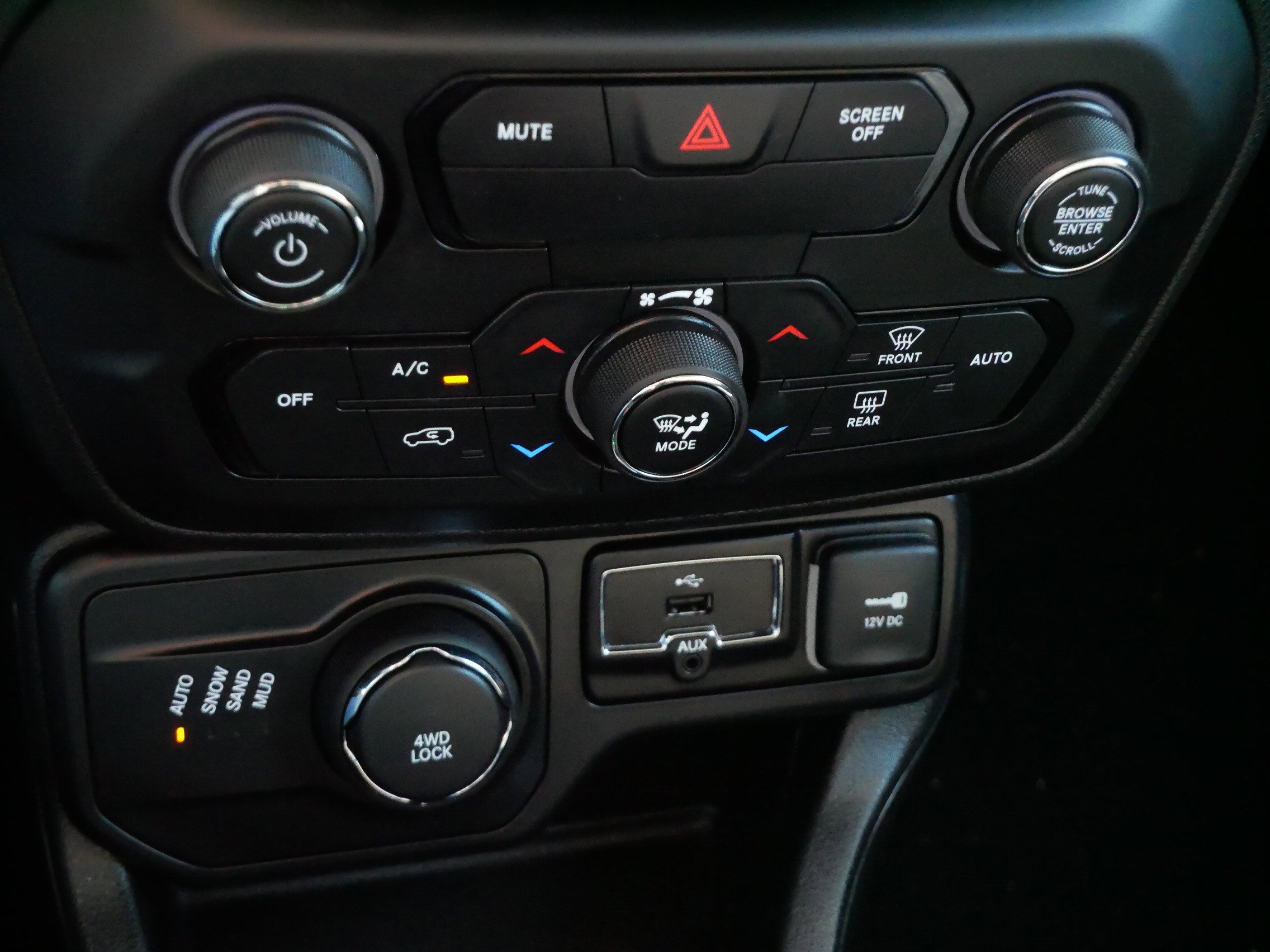 Used 2018 Jeep Renegade Latitude w/ Cold Weather Group image 23