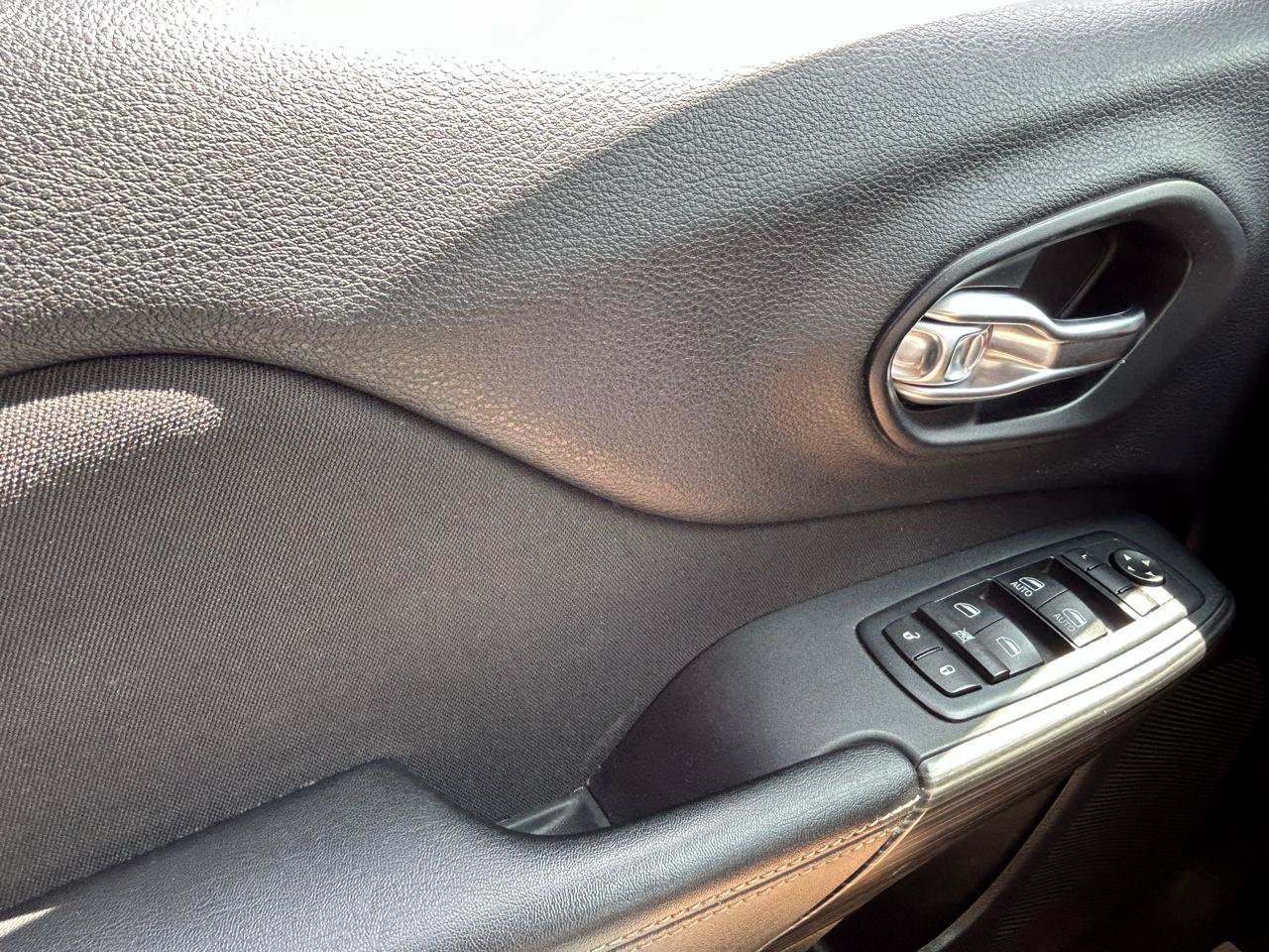 Used 2017 Jeep Cherokee Latitude FWD image 27