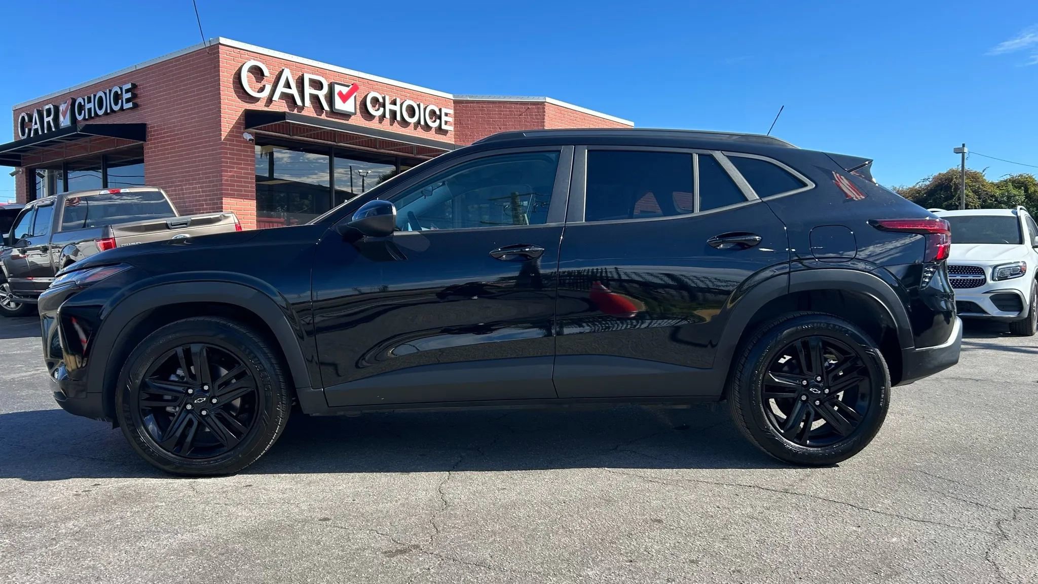 Used 2025 Chevrolet Trax ACTIV w/ Driver Confidence Package image 2