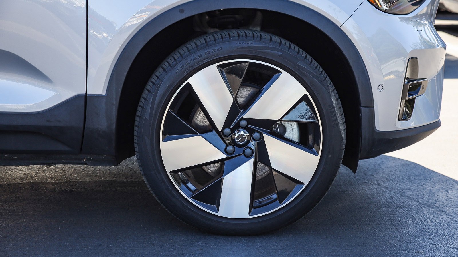 Used 2023 Volvo C40 P8 Recharge Ultimate image 6