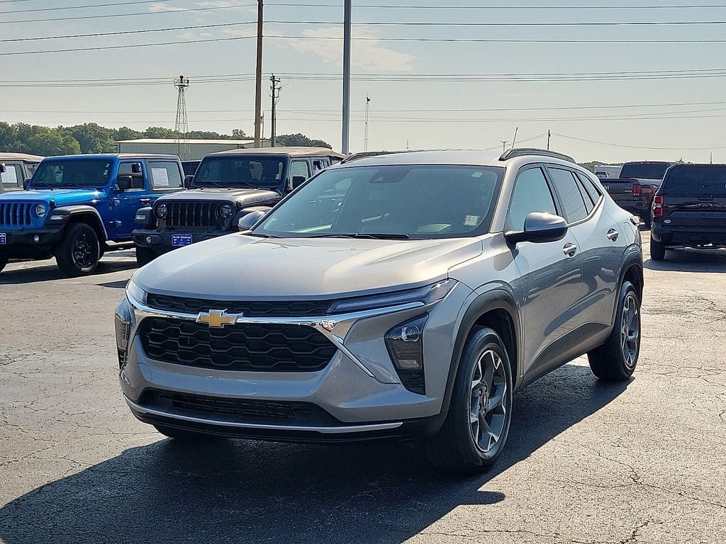 Used 2025 Chevrolet Trax LT w/ LT Convenience Package FWD image 2