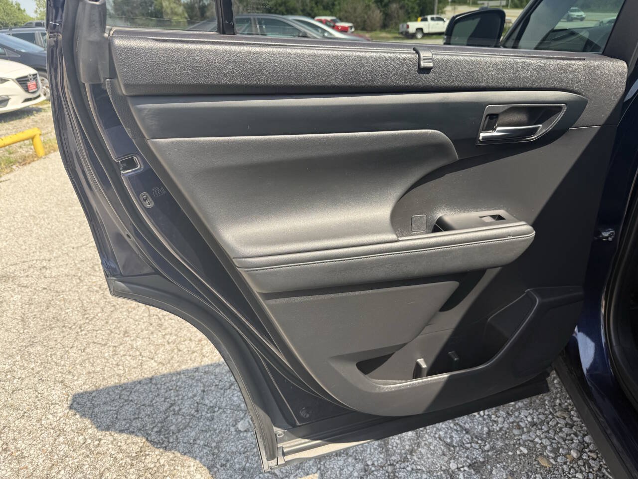 Used 2021 Toyota Highlander XLE AWD/4WD image 18