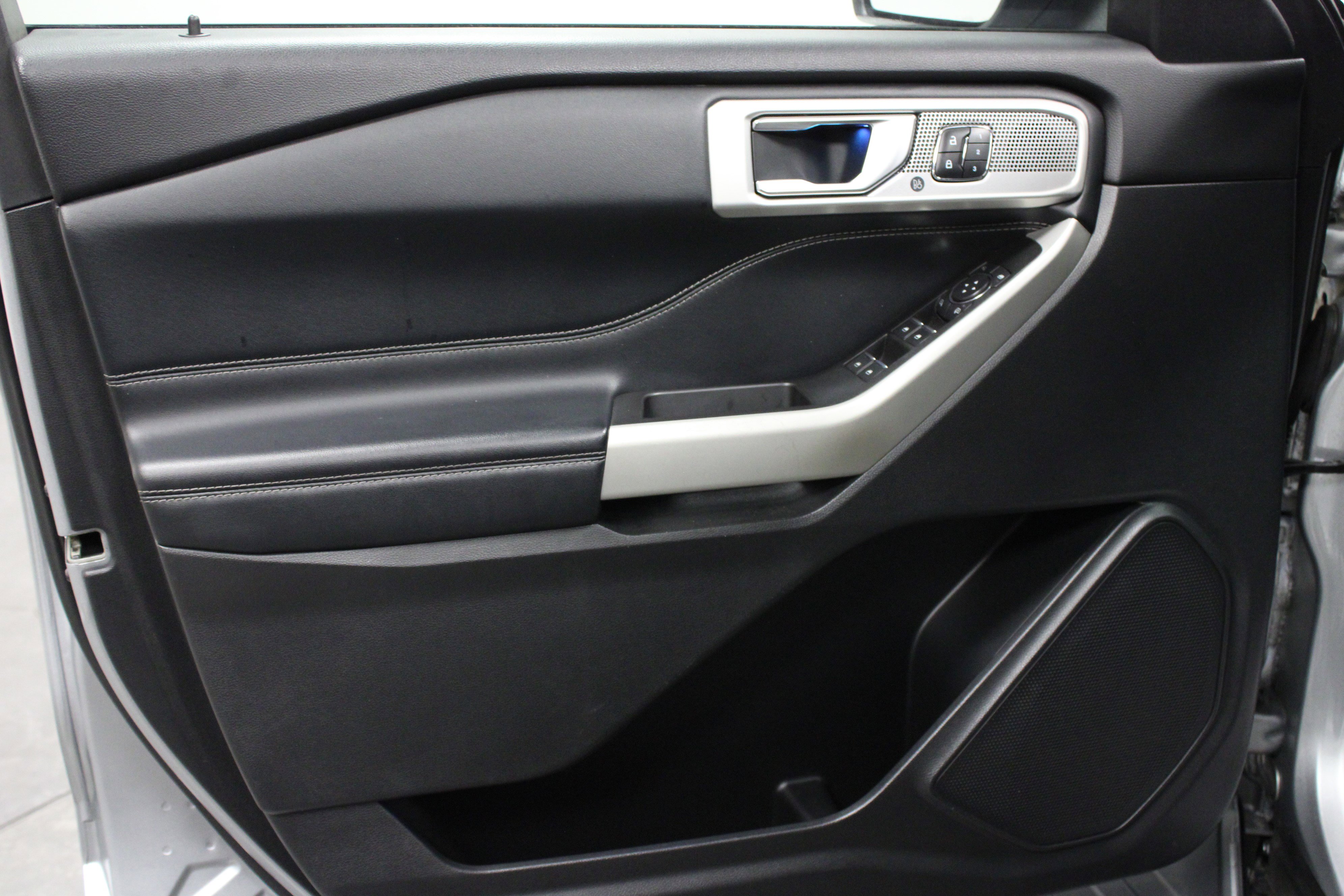 Used 2020 Ford Explorer Limited w/ Hybrid Equipment Group 310A image 11