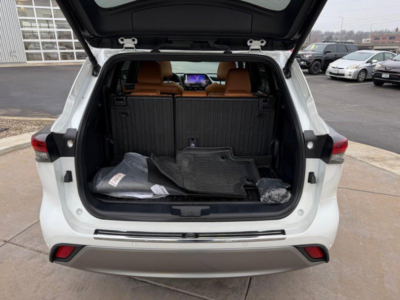 Used 2024 Toyota Highlander Platinum image 10