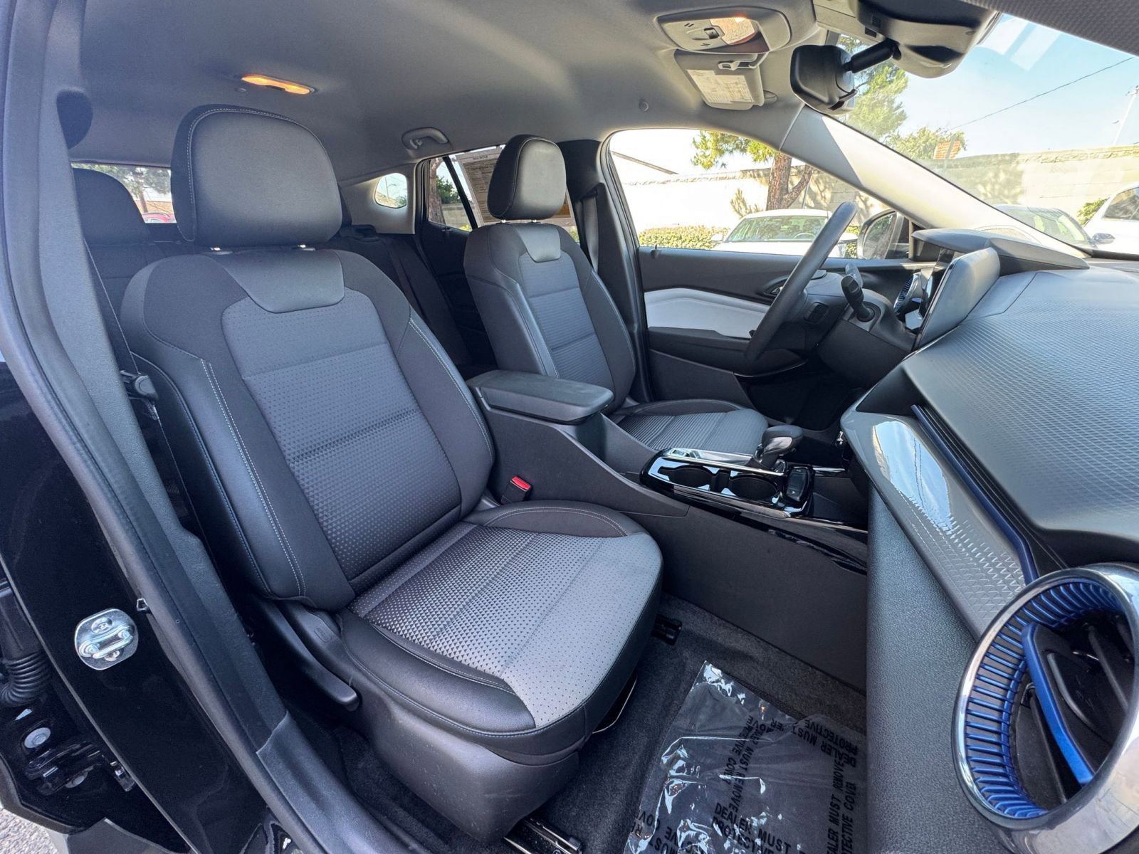 Used 2025 Chevrolet Trax LT FWD image 36
