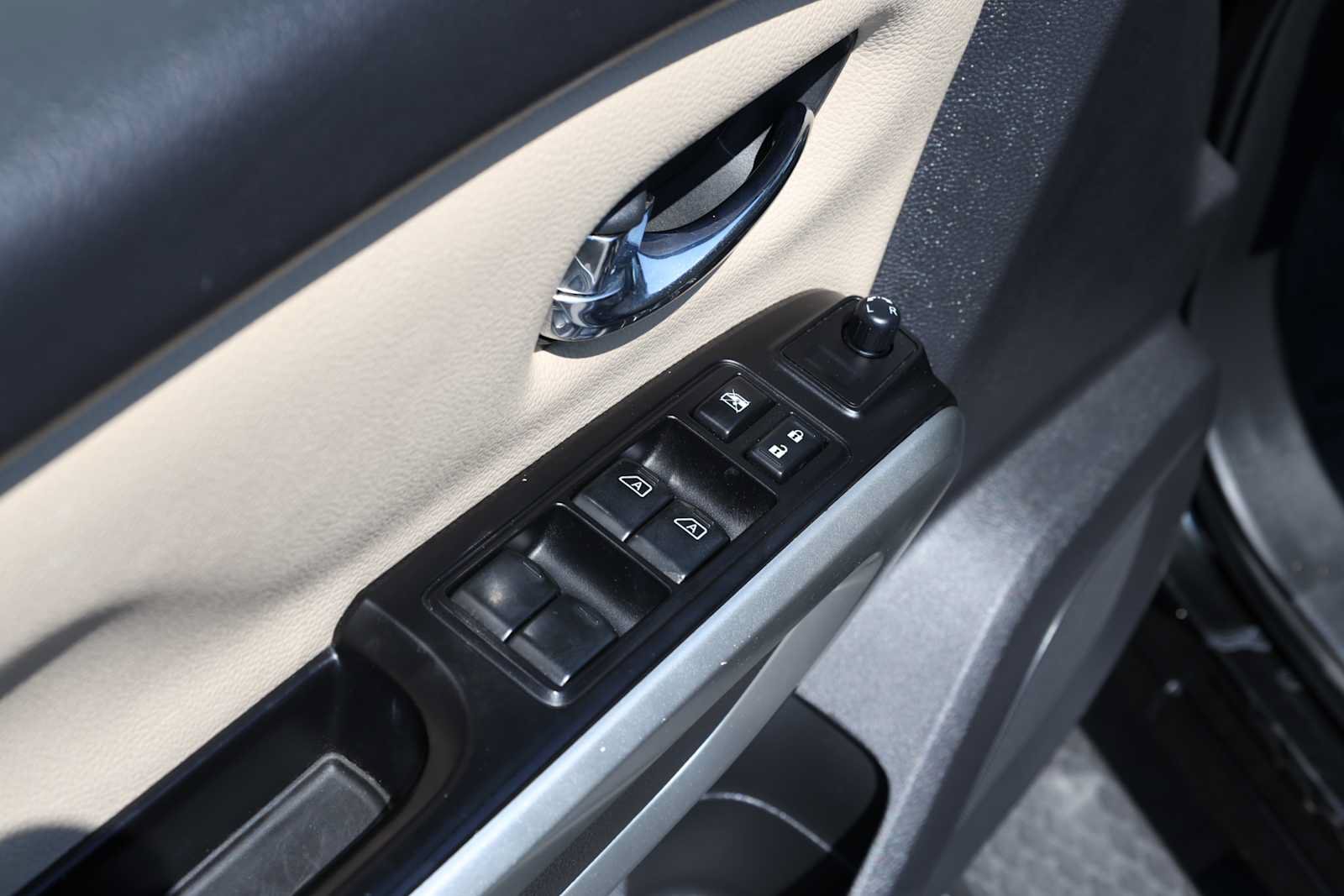 Used 2017 Nissan Titan SV RWD image 43