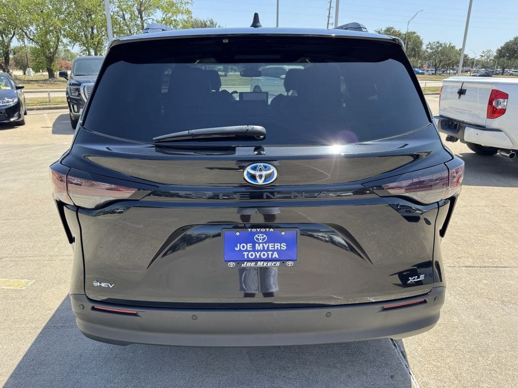 Used 2025 Toyota Sienna XLE FWD image 6