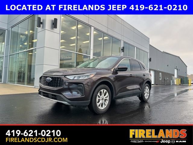 Used 2023 Ford Escape Active w/ Tech Pack #2 AWD/4WD image 3