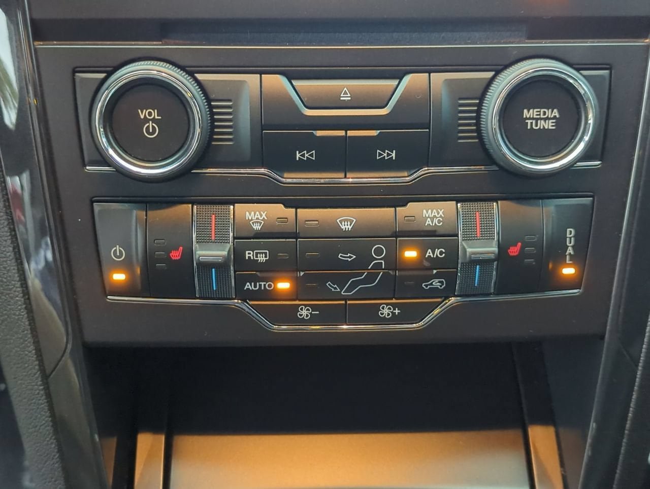 Used 2017 Ford Explorer XLT w/ Equipment Group 202A FWD image 16