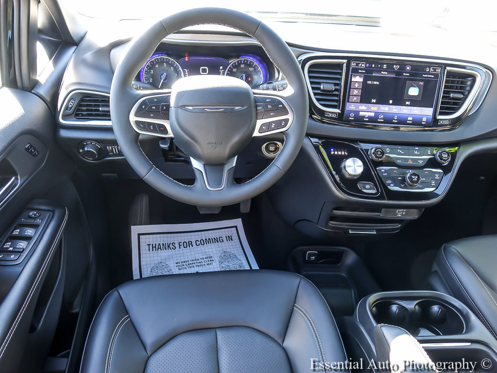 Used 2027 Chrysler Pacifica Select FWD image 15