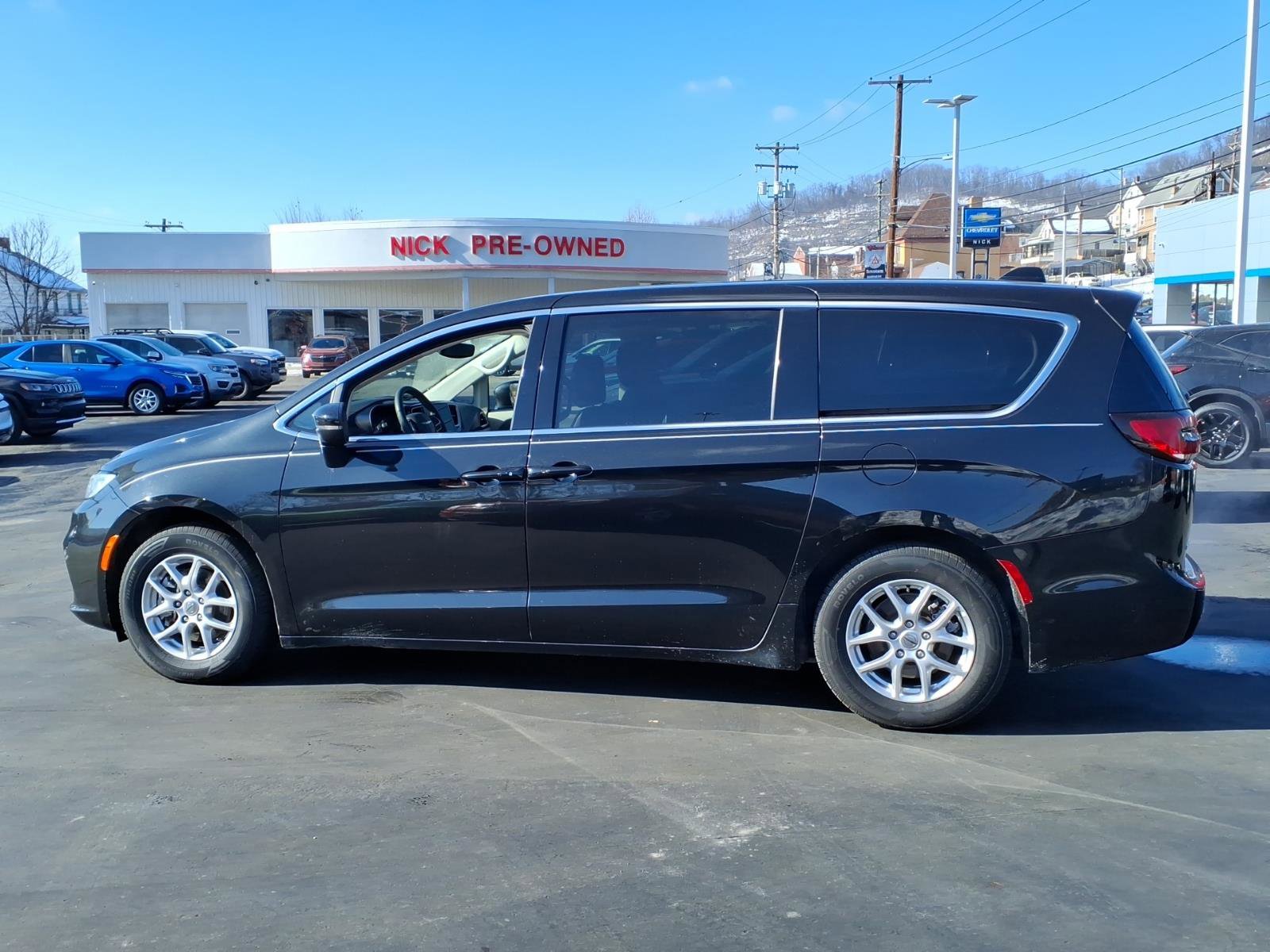 Used 2023 Chrysler Pacifica Touring-L image 2