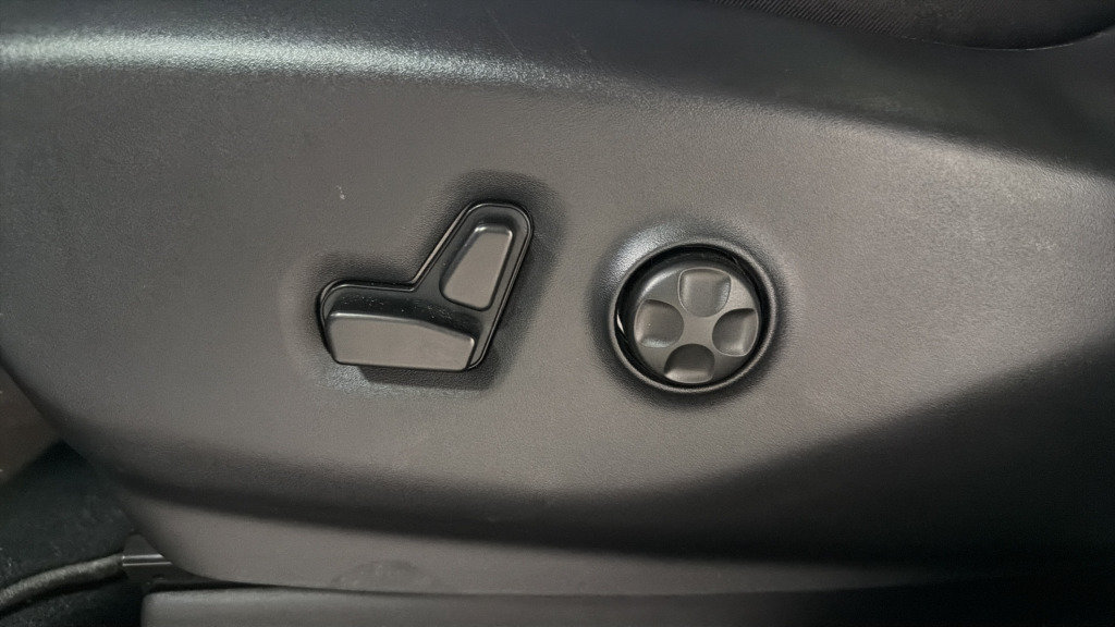 Used 2025 Chrysler Pacifica Select FWD image 18