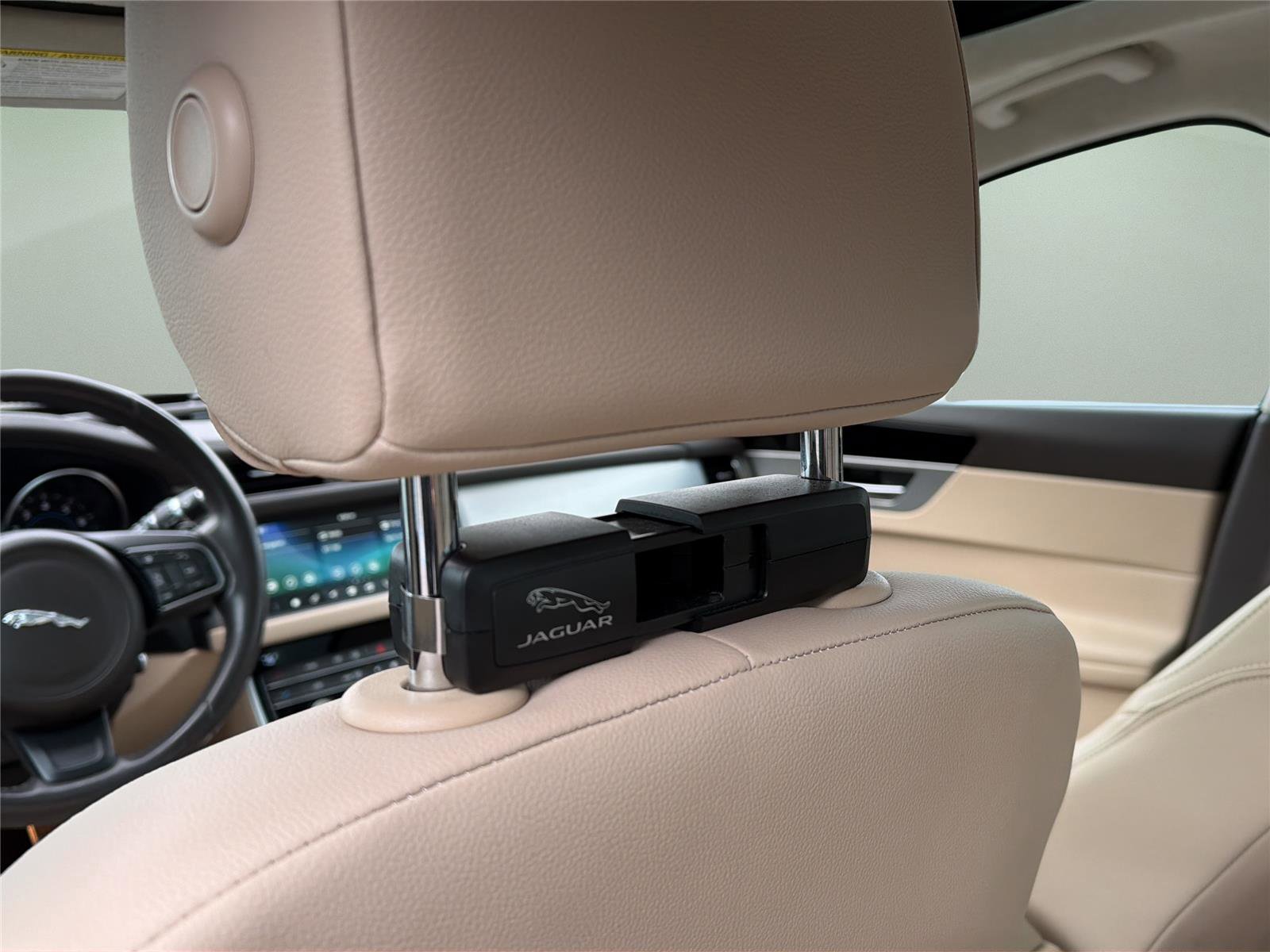 Used 2020 Jaguar XF Premium image 31