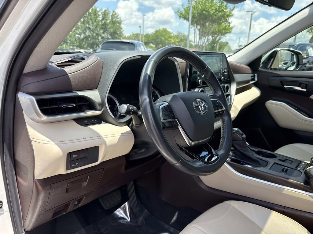 Used 2021 Toyota Highlander XLE FWD image 27